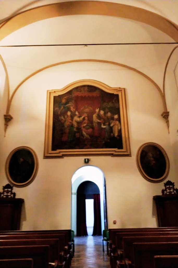 refettorio settecentesco che è presente nell'hotel Antico Convento San Francesco di Bagnacavallo in Bassa Romagna in cui si fa l'esperienza di dormire in convento 