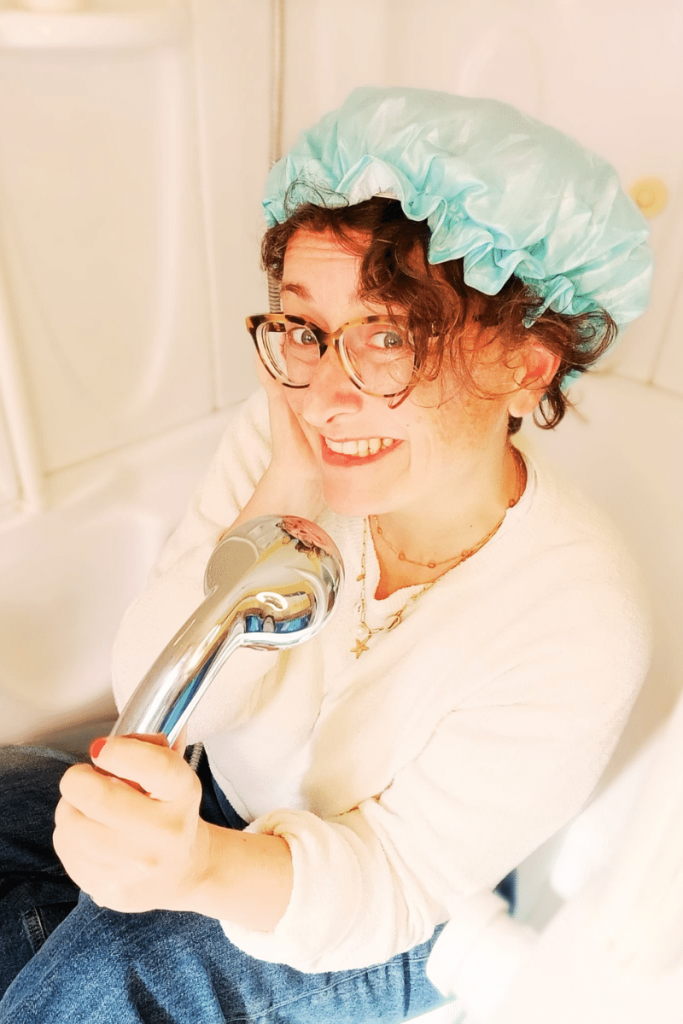 Io fotografata in vasca, con la cuffia in testa, proprio come la famosa scena di The Commitments