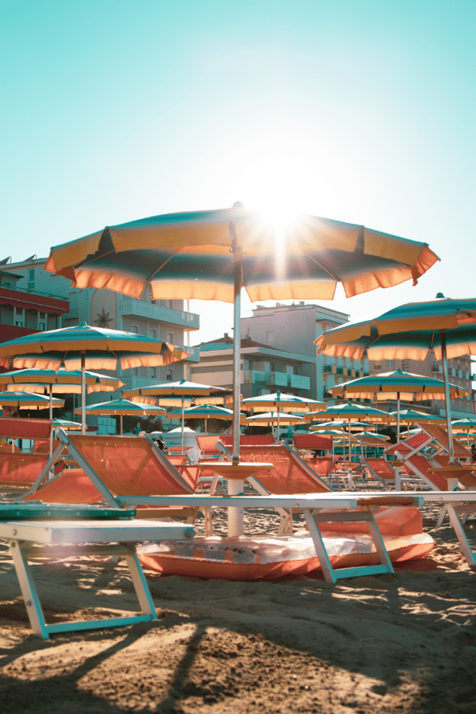 Riccione è una tra le prime città italiane più ricercate su Google nell' estate 2021 in foto la famosa spiaggia