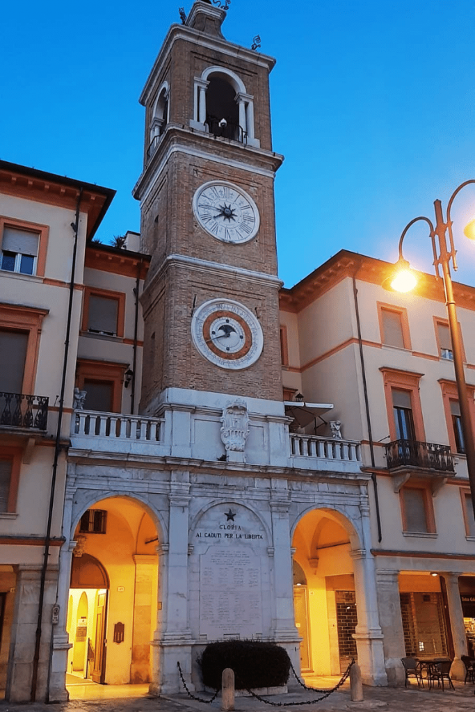 Rimini è una tra le prime città italiane più ricercate su Google nell' estate 2021 in foto la torre dell'orologio