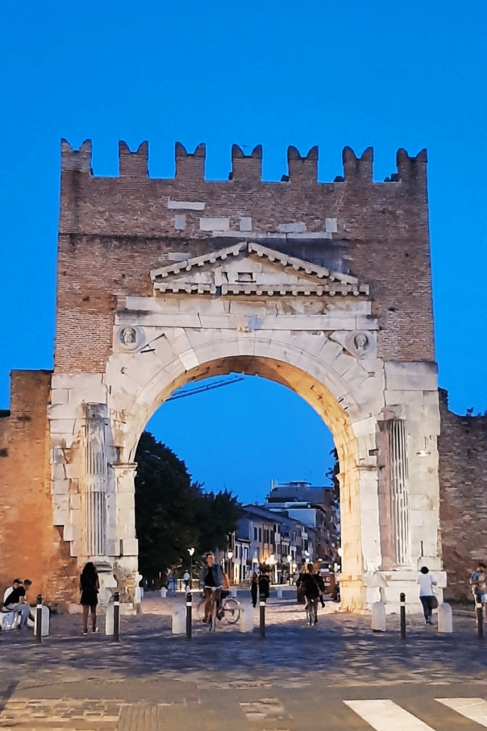 Rimini è una tra le prime città italiane più ricercate su Google nell' estate 2021 in foto l' arco di Augusto