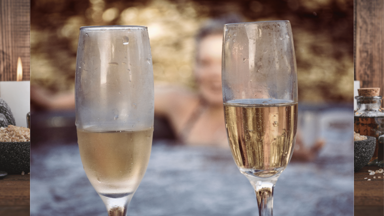 Due calici di champagne ghiacciato in primo piano, mentre sullo sfondo si intravede l'immagine di una donna che si rilassa in una piscina termale, magari nelle terme in Romagna e avendo approfittato del bonus terme 2021